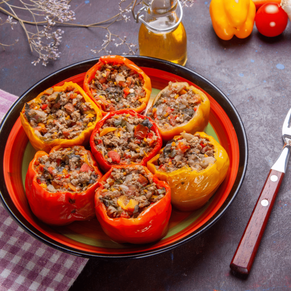 Tomate farcie végétarienne garnie de quinoa et légumes sur une assiette rustique