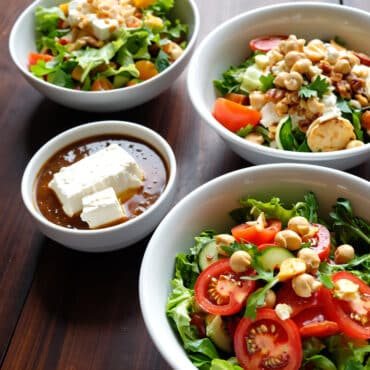 Salade grecque en trois variantes – feta, vegan, pois chiches