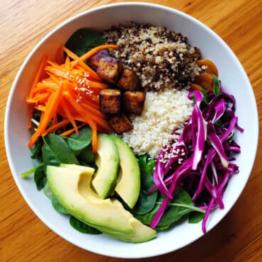 Bowl quinoa-tofu végétarien riche en protéines
