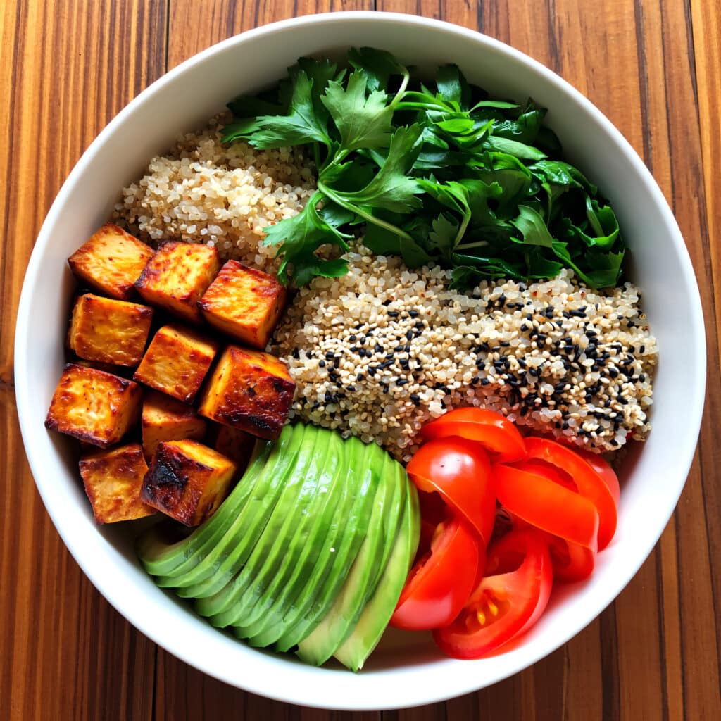 Bowl quinoa-tofu végétarien riche en protéines