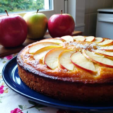 Gâteau aux pommes végétarien doré et moelleux
