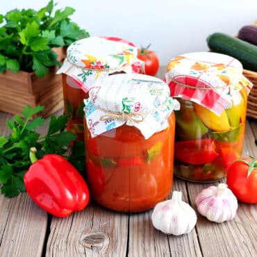 Bocaux de légumes en conserves maison pour batch cooking végétarien