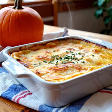 Gratin courge-fromage doré au four sur une table rustique