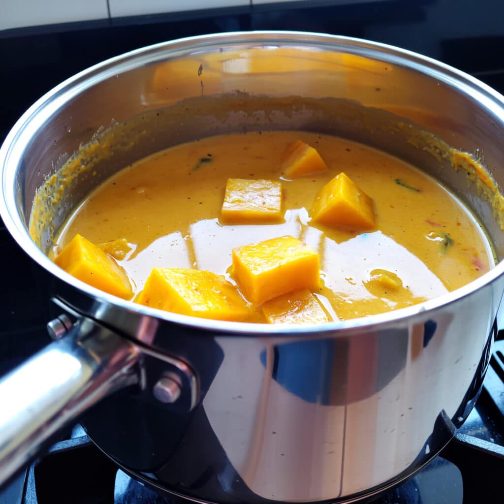Préparation du curry épicé au butternut