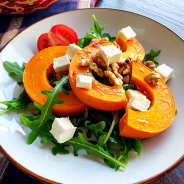 Salade tiède de courge rôtie avec roquette, fromage de chèvre et noix