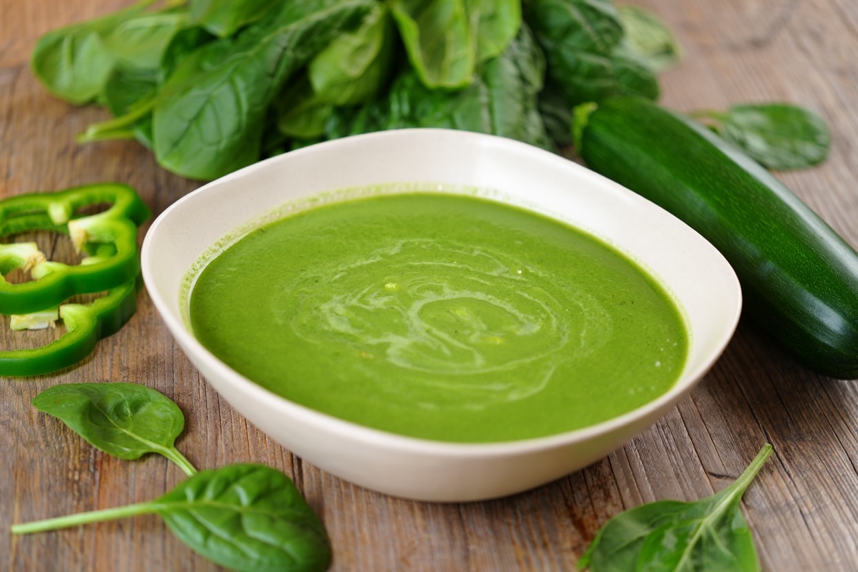 soupe détox aux légumes verts dans un bol