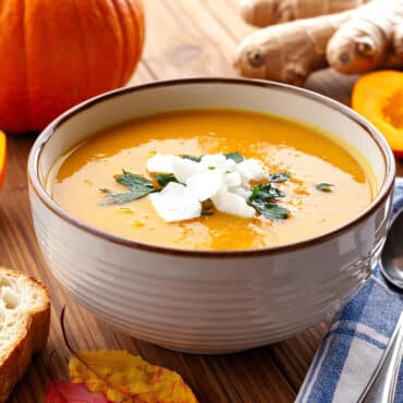 Velouté potimarron-gingembre crémeux avec lait de coco et graines de courge