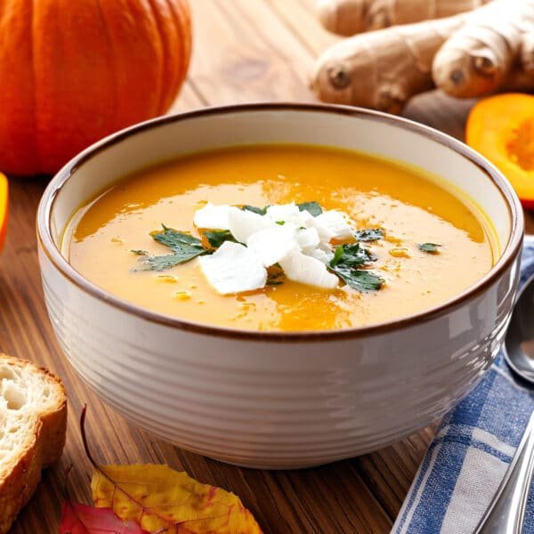 Velouté potimarron-gingembre crémeux avec lait de coco et graines de courge